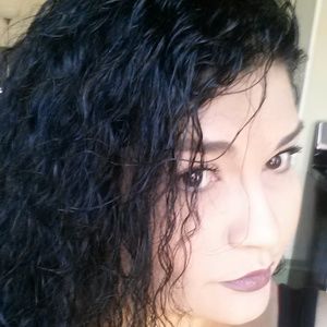 Meet your Posher, Mona